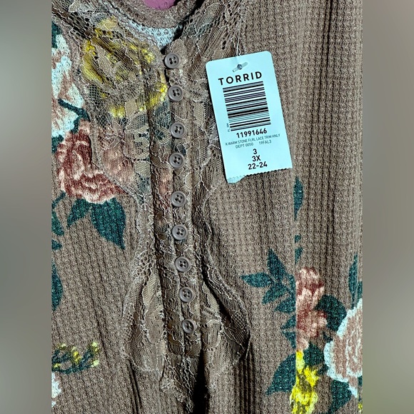💙Torrid Lacy Floral Henley NWT - Picture 6 of 8